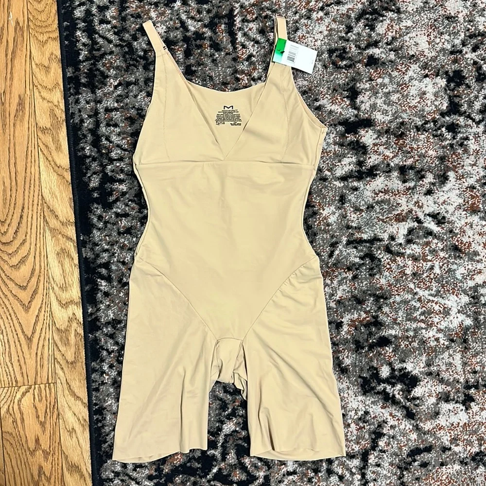 NWT. Women’s body lining spandex garmet. By Maidenform size L.